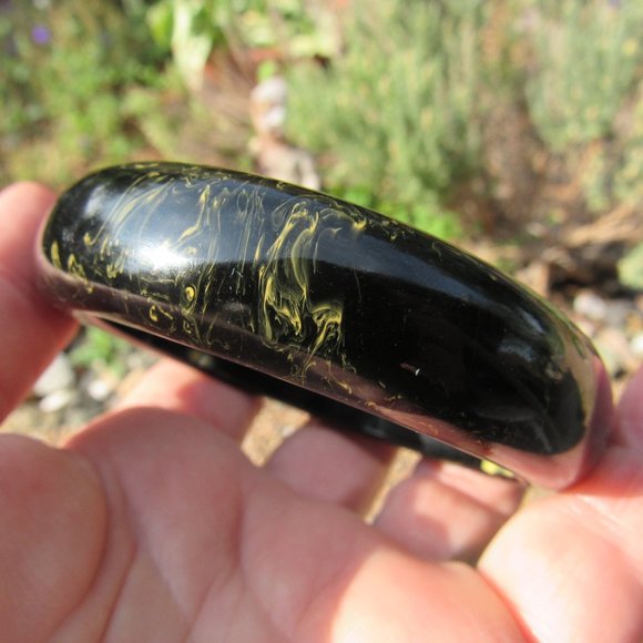 Rare Black and Yellow Marbled Bakelite Bangle - Picture 6 of 7